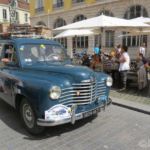 L'equipage le plus en rapport avec le theme tant par la tenue que par le vehicule : un vrai depart en vacances de 1955!