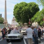 ...et un beau melange de voitures tant  populaires que plus rares ou  plus luxueuses,  sur le tracé de l'ex RN6 bordée de spectateurs très nombreux, souriants,  levant le pouce ou applaudissant. 
Chalon arborait une foule de spectateurs aussi dense qu'à  Carnaval.